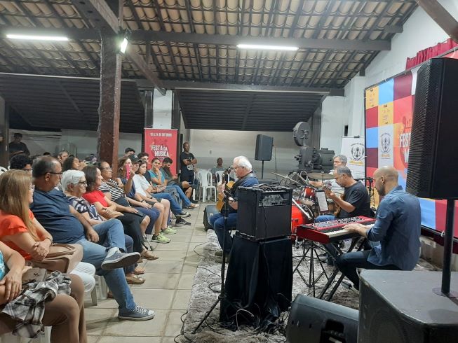 api-modulos/fotos/img/galeria_cat_culturais_496/496/13962/2ª FESTA DA MÚSICA - WORKSHOP, HARMONIZAÇÃO, E IMPROVISAÇÃO - APRESENTAÇÃO DE CELSO MOREIRA, GUITARRISTA E VIOLINISTA, 23.10 (9).jpg